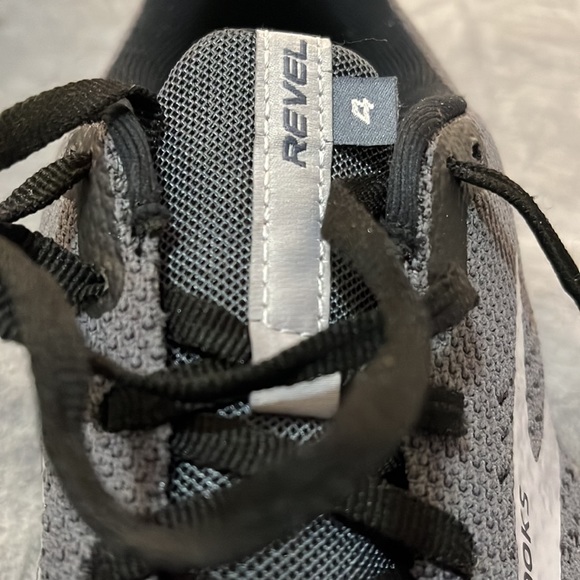 !!!SOLD!!! BROOKS Gray and Black Revel 4 Sneakers 11.5 US - Picture 9 of 9